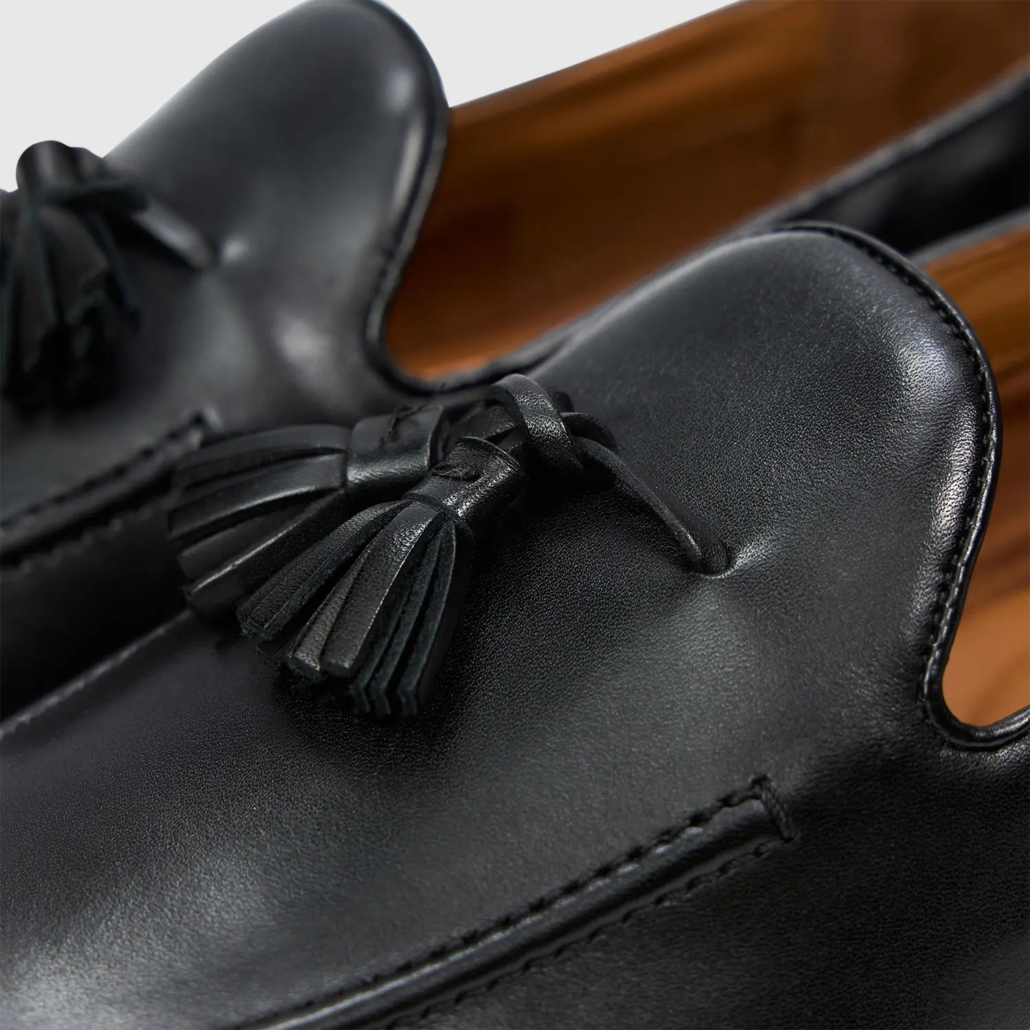 Renzo Cochin Tassel Black